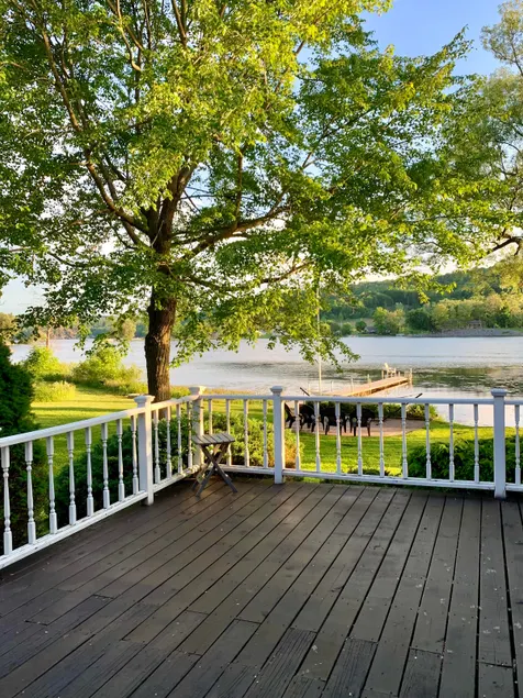 Modern lakefront home: fire pit, kayaks, amenities - Image 1