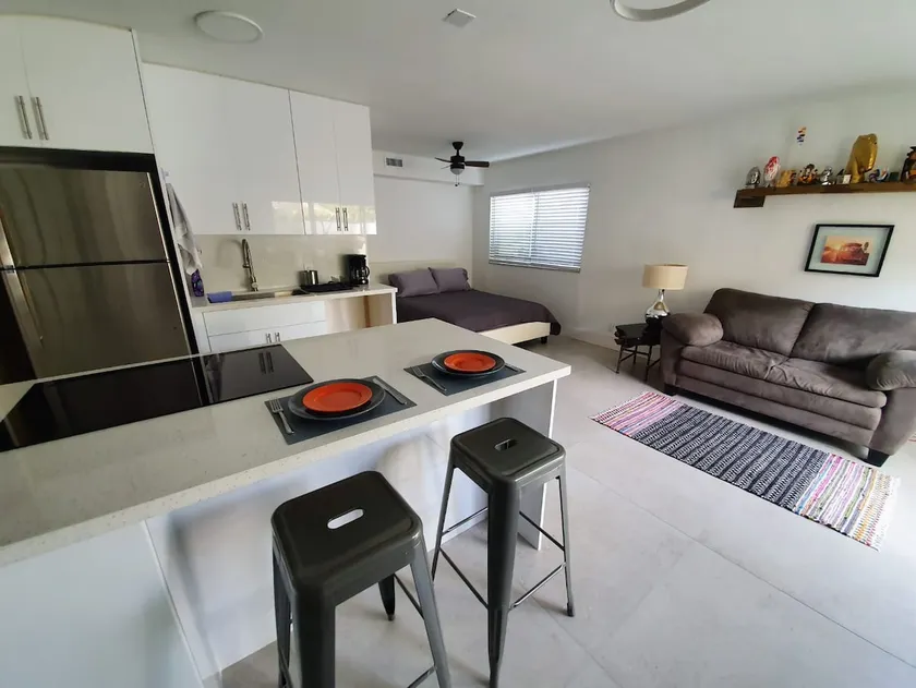 Bright Modern Studio Apartment - Image 1
