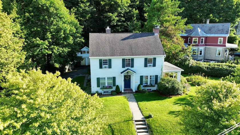 Historic Charm, Modern Amenities: book this Berkshires retreat for family fun! - Image 1