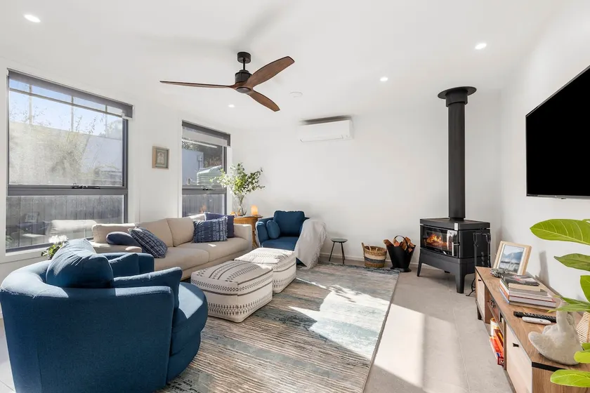 Beachside Luxury Living with Parking near Town. - Image 1
