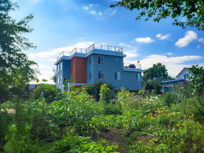 Private, quiet, community garden overlook - Image 1