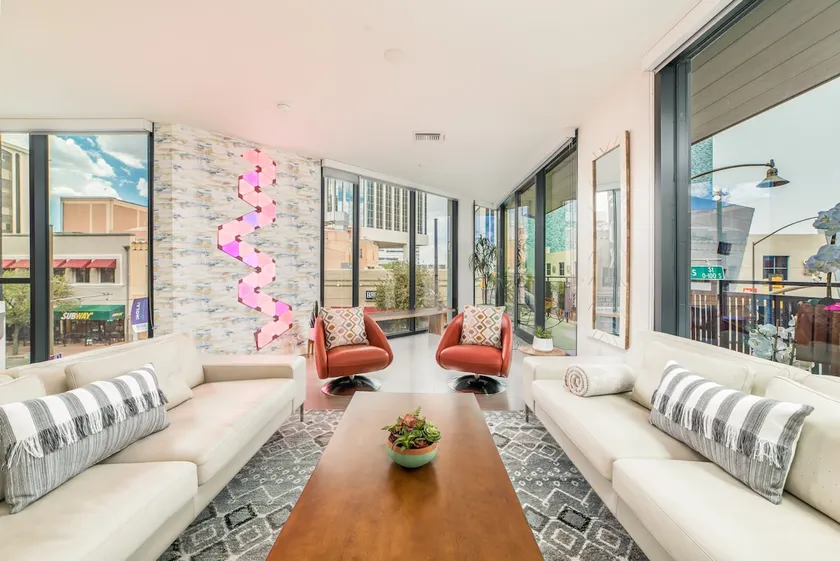 Modern Urban Flats: Prime Tucson Location - Image 1