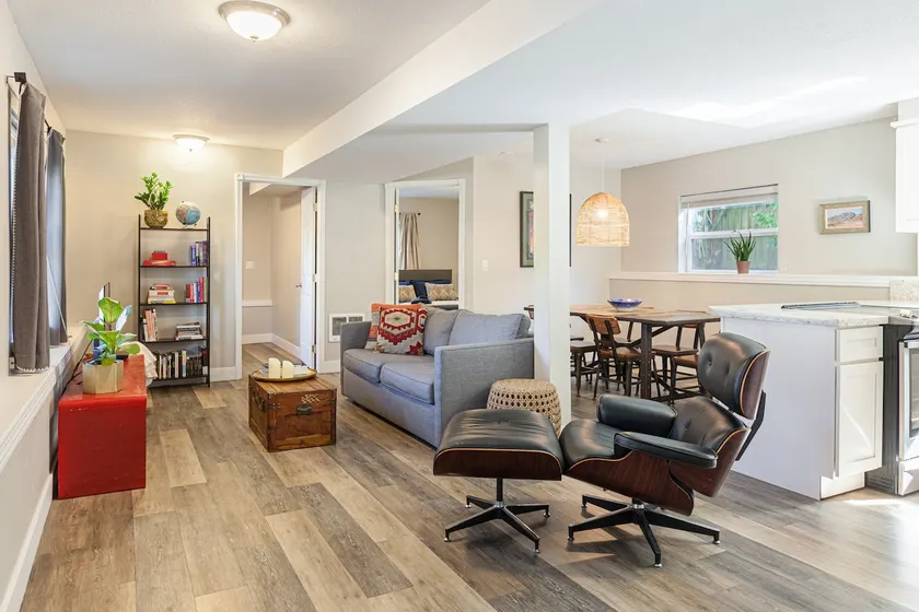 Spacious 2 Bedroom Apartment in Prime NW Location - Image 1