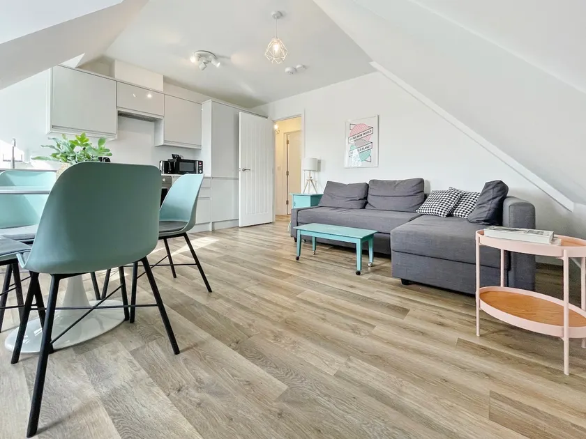 Stylish loft APT with EV charging / Parking and AC - Image 1
