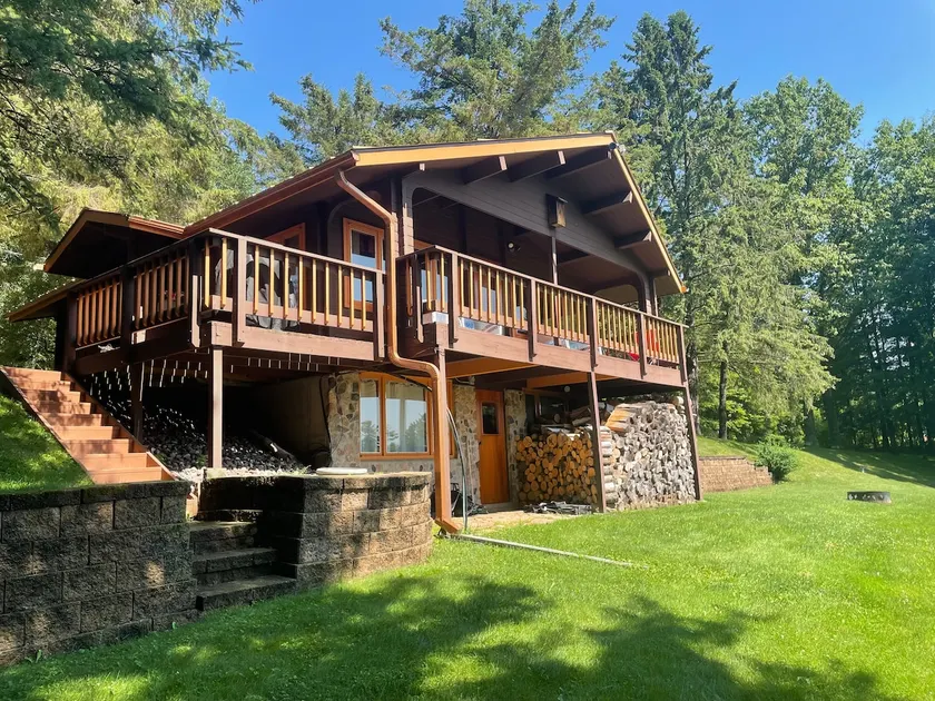 Cozy two bedroom log cabin on a peaceful lake - Image 1