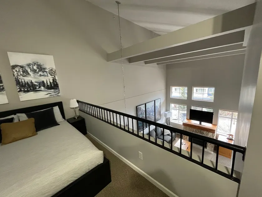 VILLAGE LOFT CONDO - POOL & HOT TUB - 2 PARKING SPOTS! - Image 1