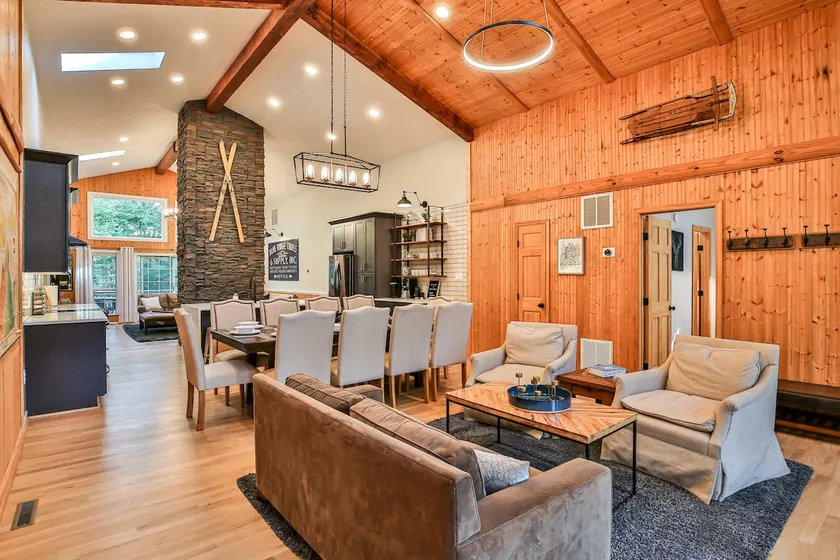 Lake Laura passes! 5B/4Ba, XL kitchen, firepit - Image 1
