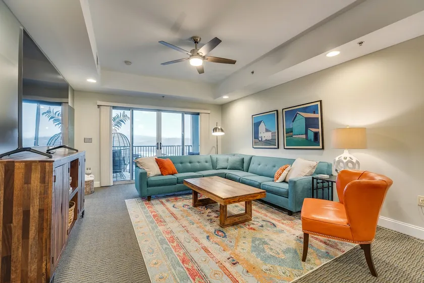 3 BR 3BA w/ Balcony+Sleeps 10+Elevator+Gated - Image 1