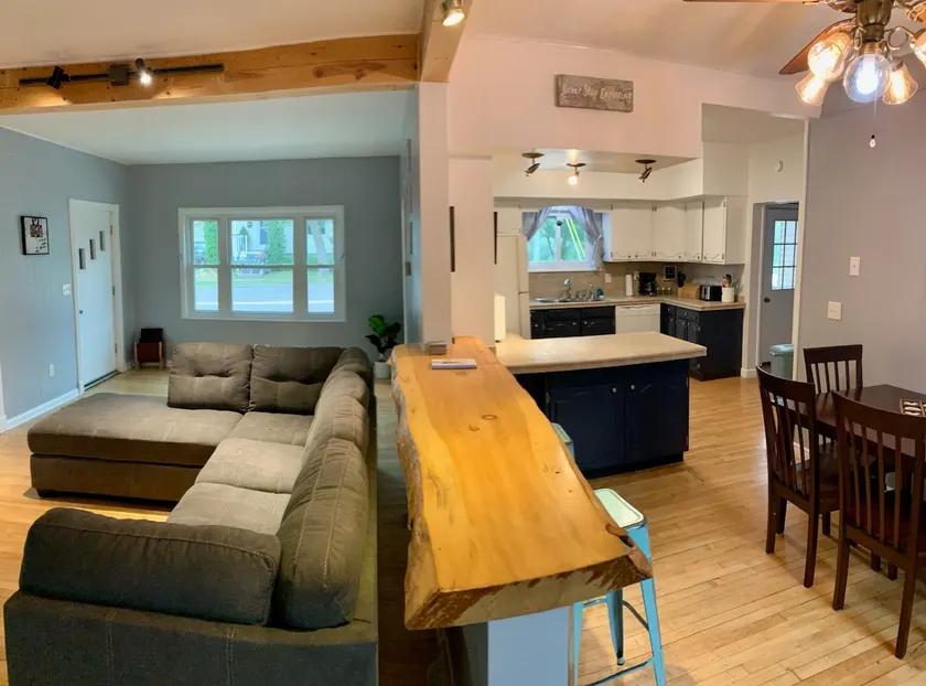 Large 4 Bedroom home in Marquette - Image 1
