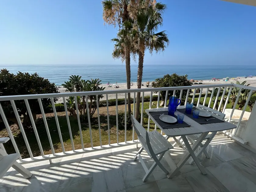 BEACHFRONT APARTMENT - Image 1