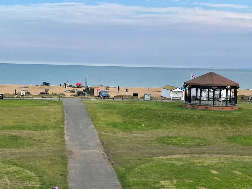 2 Bedroom Holiday Apartment with Sea Views - Image 1