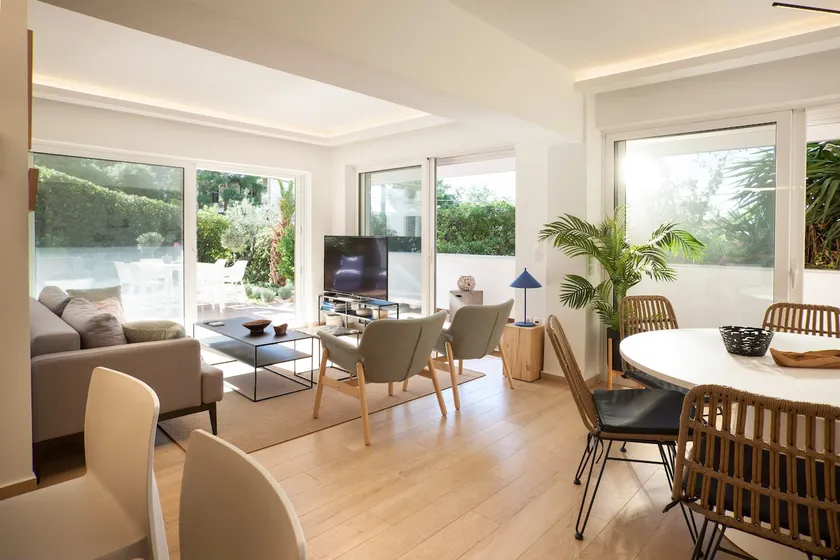 Vouliagmeni Bay Stylish house with private garden - Image 1