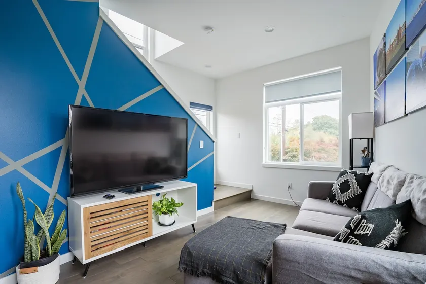 ⭐ 3 Master Bedrooms | Contemporary 3 Story House - Image 1