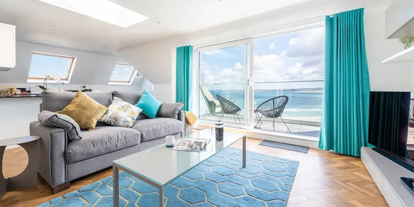 Porthia Penthouse, 2 bedrooms, 2 bathrooms, sea views, parking and free WiFi - Image 1