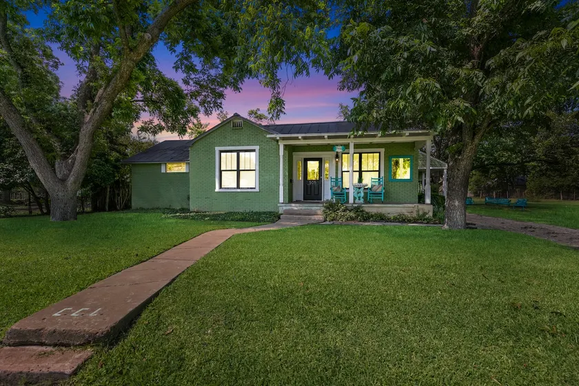Clover Haus 2 Blks to Main St with Pool and Spa! - Image 1