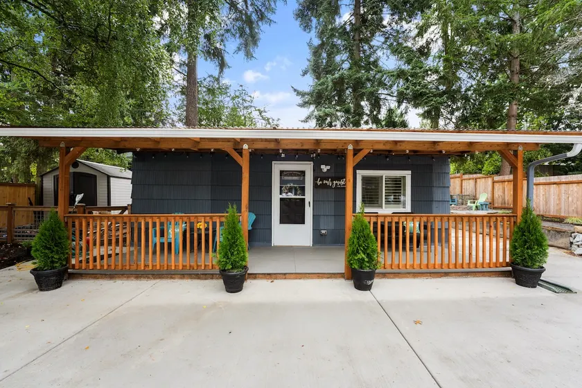 Phoebe's Pinecone Cottage, Your Home While Away! - Image 1