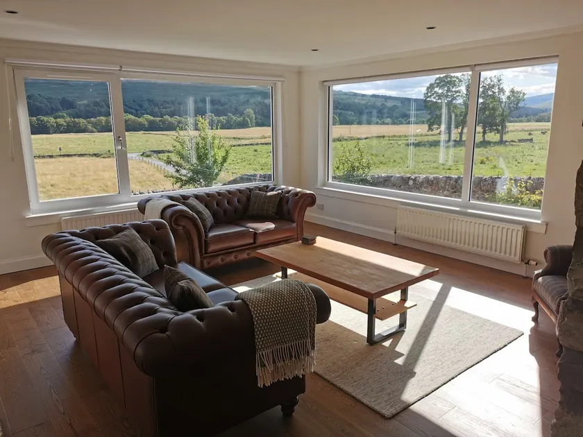 Beautiful 3 Bed Bungalow with Hot Tub - Image 1