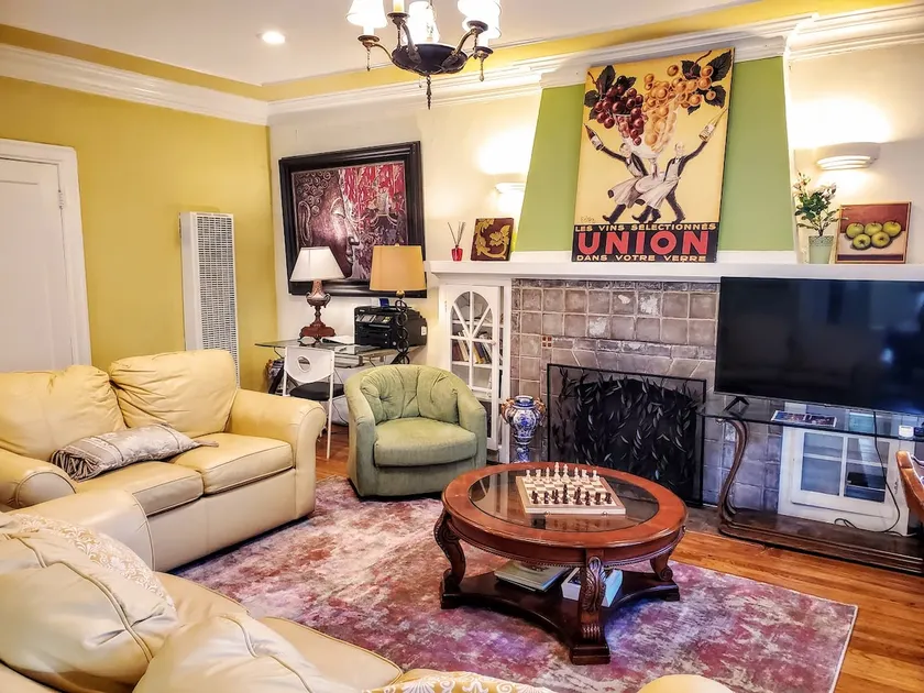 Colorful 1BR apartment in Elmwood - Image 1