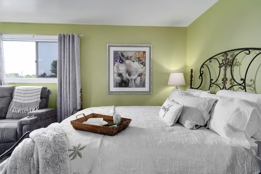 Suite Charles Way: A Cozy Fletcher Hills Studio - Image 1