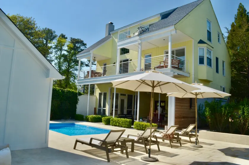 Elegant East End Spring Escape - Image 1