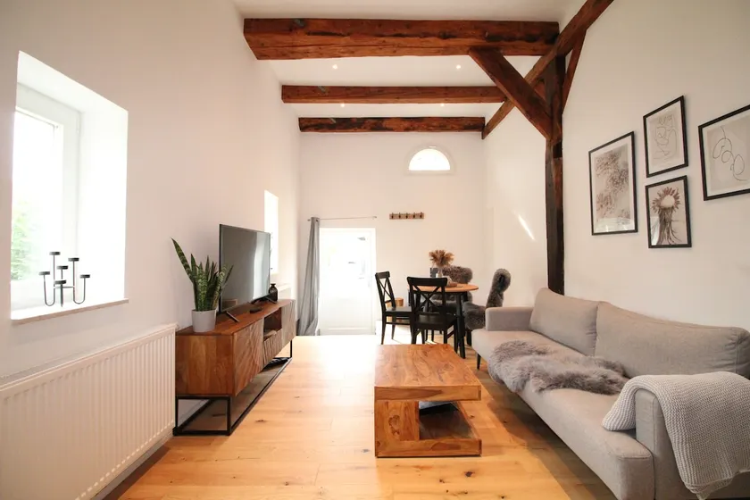 Stylishly furnished country house apartment - Image 1
