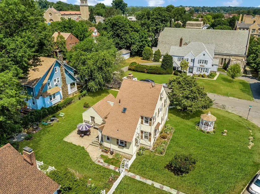 Beautiful corner Colonial with Gazebo close to NYC - Image 1