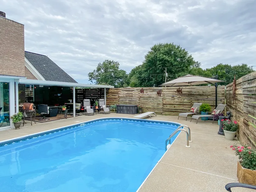 OUTDOOR ENJOYMENT WITH A POOL AND LAKE ACCESS ! - Image 1
