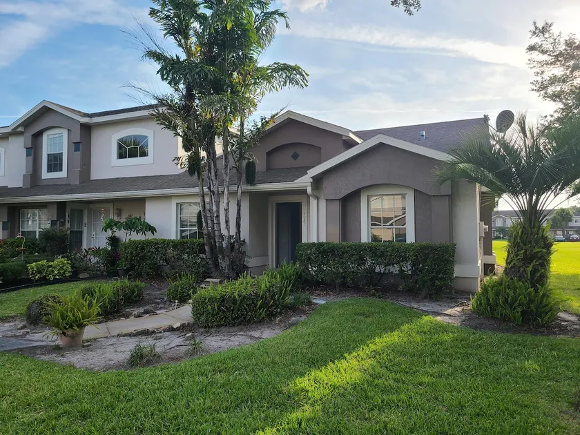 Cheerfull 3 br townhouse with pool near everything - Image 1