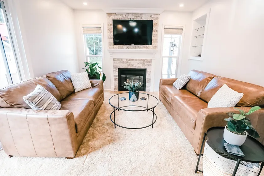Fireplace, theater room, & fully equipped kitchen - Image 1