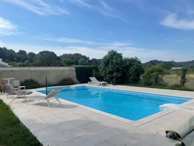 Beautiful villa with pool 7 km from Avignon - Image 1