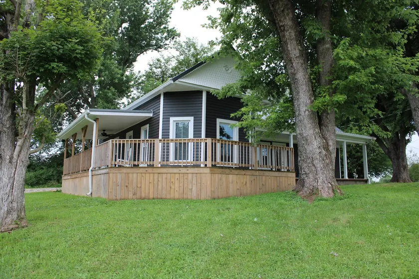 The Beehive in Bee Springs - Image 1
