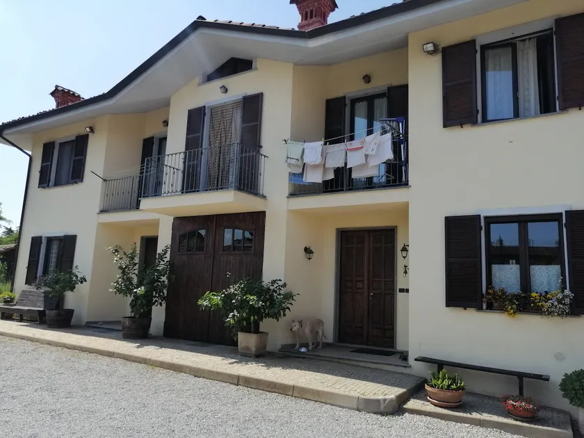 House Near Apartment with Garden in Carrù - Image 1