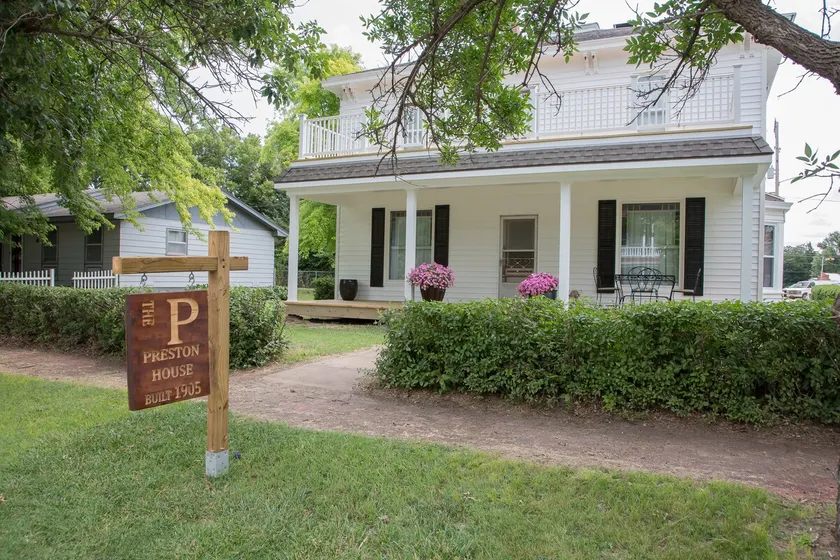 Elegant Victorian 5 bedroom Remodeled House - Image 1