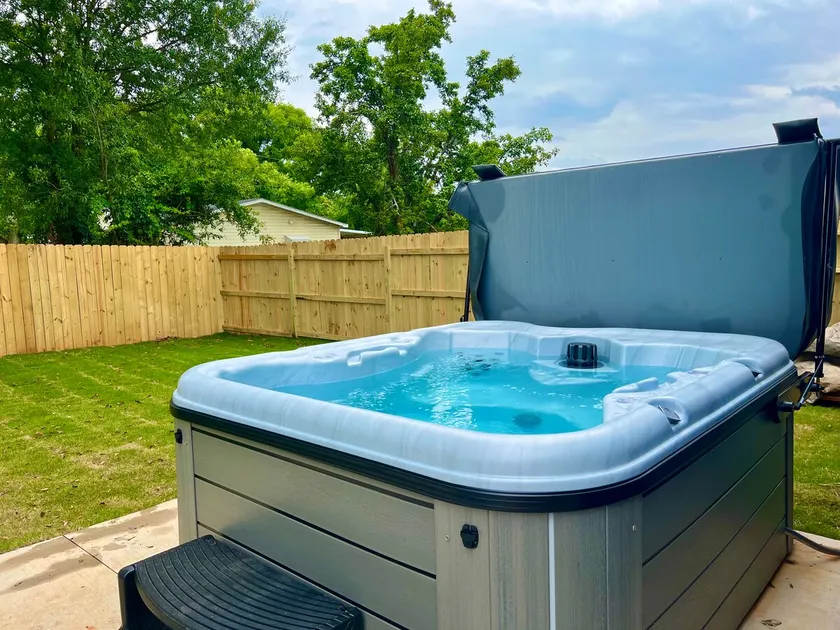 Mockingbird Bungalow-sleeps 8-Hot Tub-2 mi GVL - Image 1