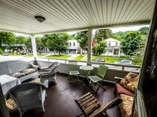 Grey Gardens inspired 2 br with fabulous balcony - Image 1