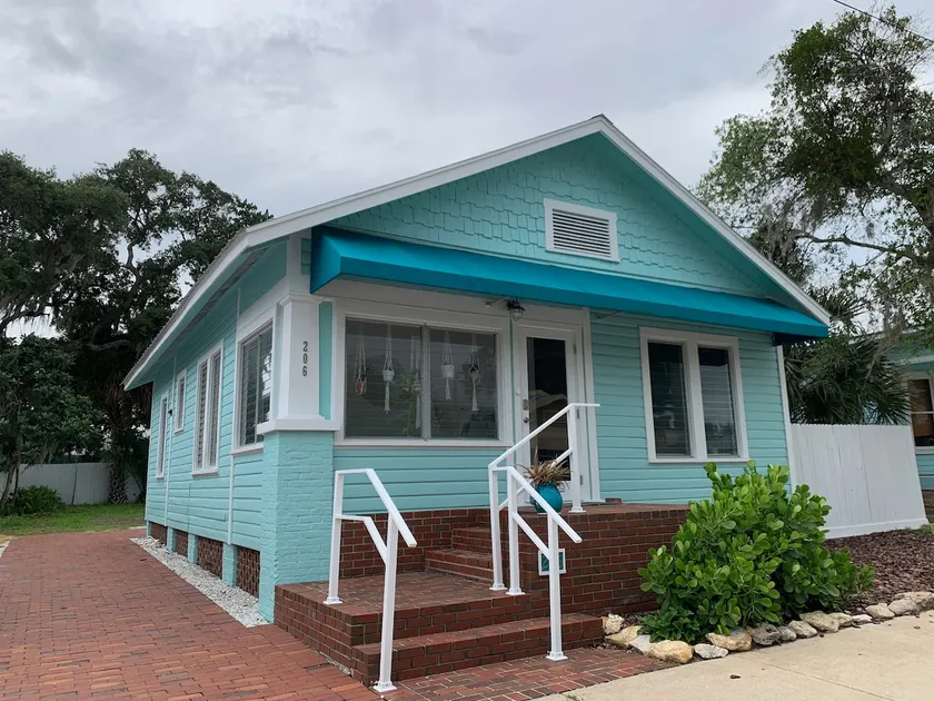 2-Bedroom house with a great yard in down town - Image 1