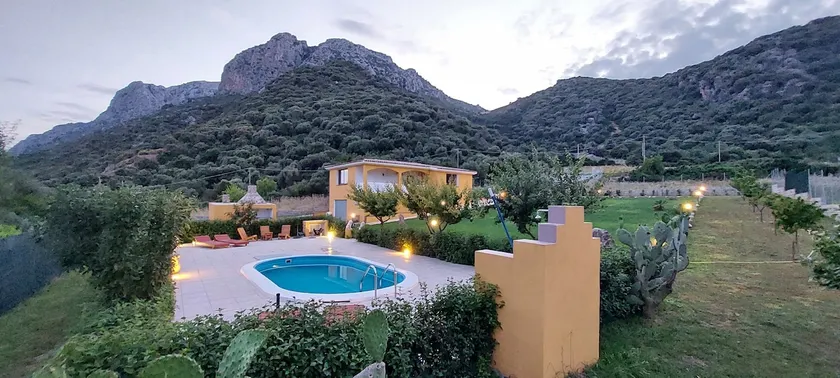 Detached house with exclusive use of pool - Image 1