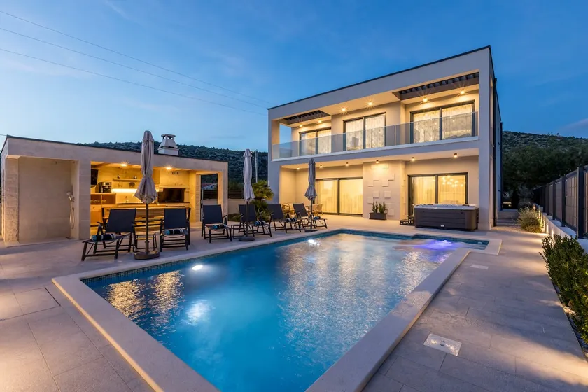 Luxury Villa Diana with heated pool and jacuzzi - Image 1