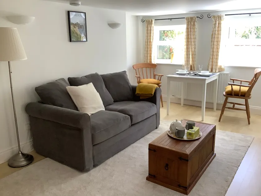 Quiet apartment with parking and outside space - Image 1