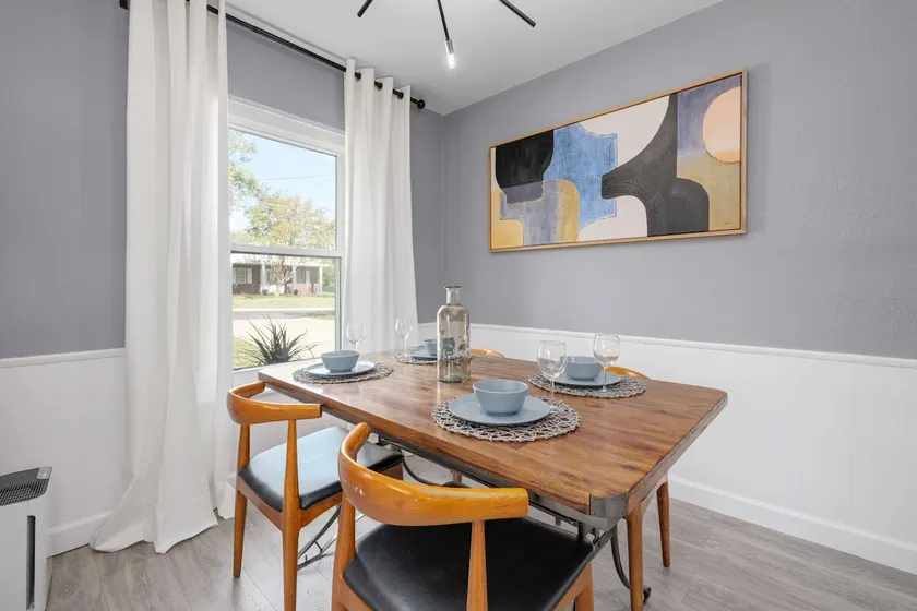 South Austin Bungalow. Large Yard. Pets ok. Close to parks, coffee.. - Image 1