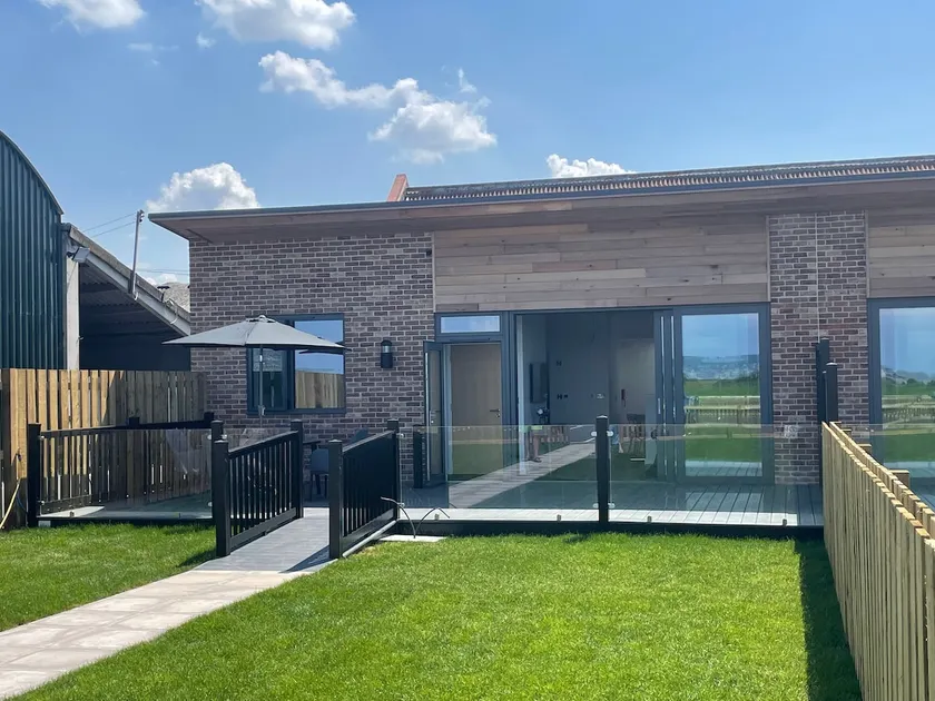 2 bed cottage with HOT TUB and views - Image 1