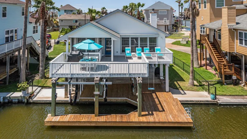 Waterfront Home! Kids/Pet Friendly! Kayaks/Bikes! - Image 1