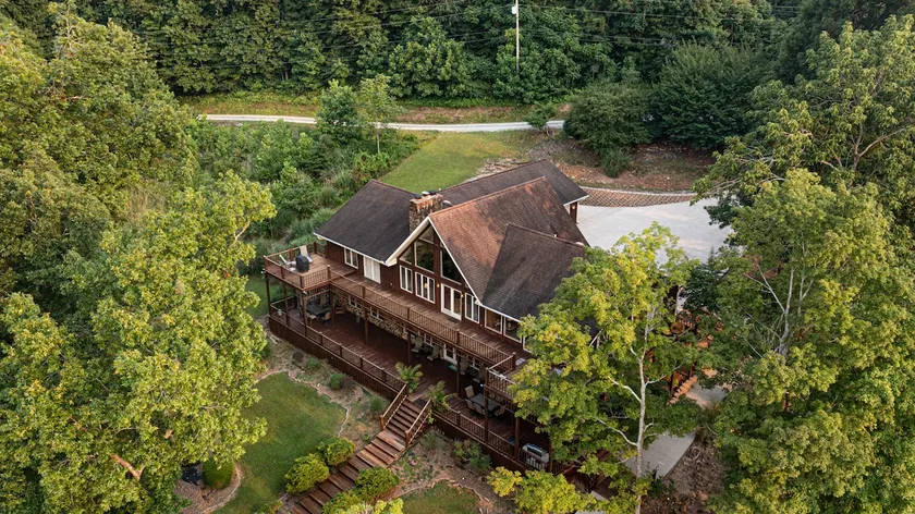 “The Carlisle” 6 bedroom waterfront lake house - Image 1