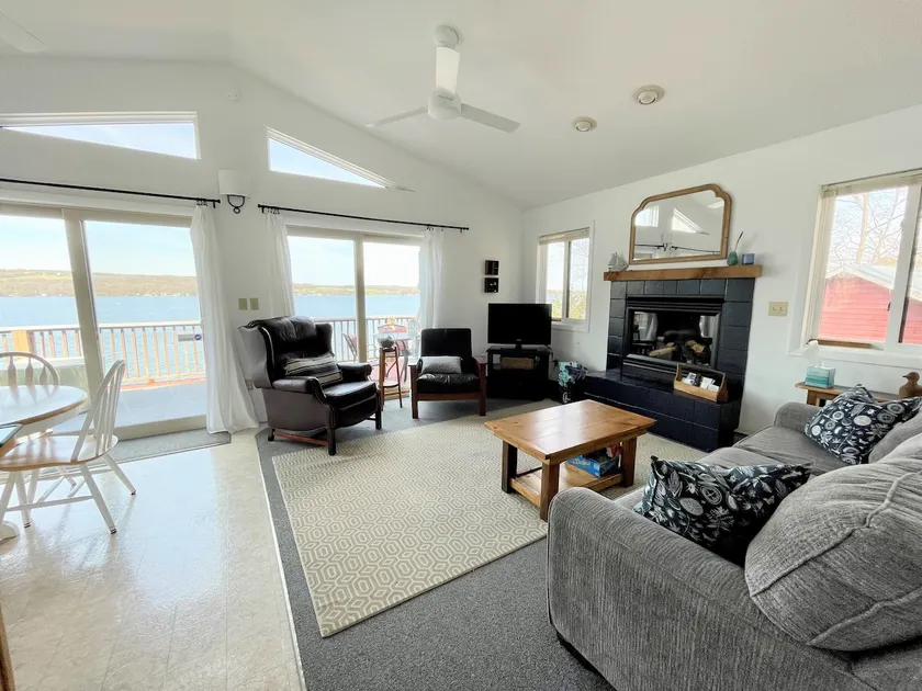 Bright 2-Bedroom Owasco Lakefront House - Image 1