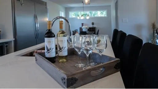 Sips & Trails Amazing 4 bdrm Home Penticton, BC - Image 1