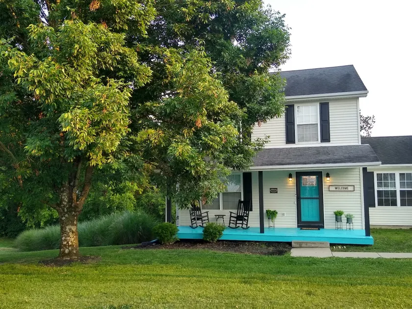 The TEAL PORCH HOUSE - 4 Minutes to the ARK! - Image 1