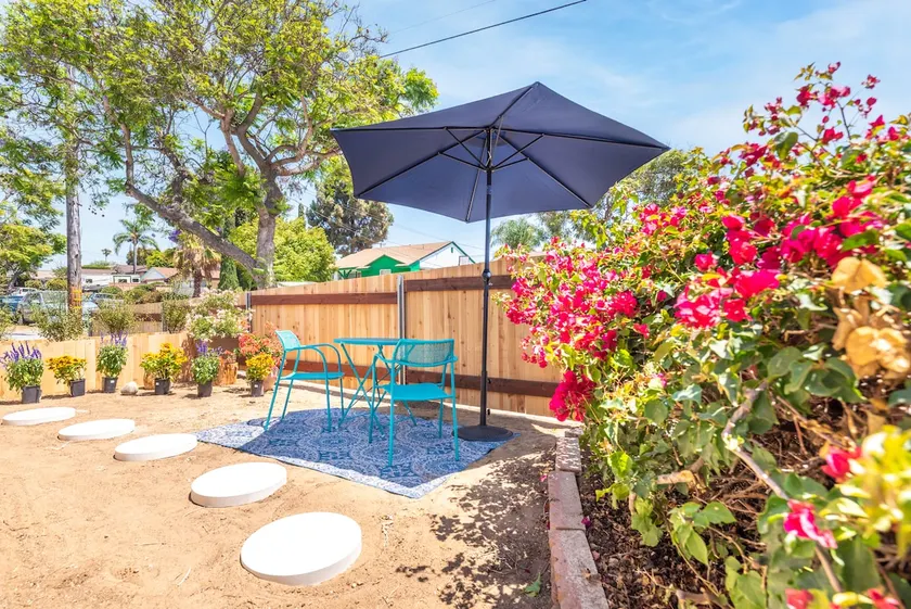 Snazzy Spot with yard near beaches and downtown - Image 1