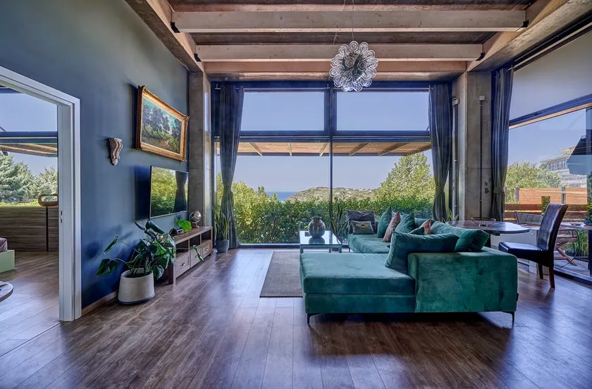 Zephyr Luxe Apartment-Sea & Mountain View - Image 1