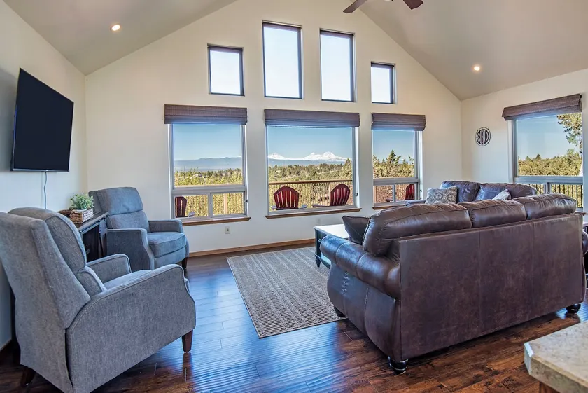 Modern Bend Retreat w/ Stunning Mountain Views - Image 1