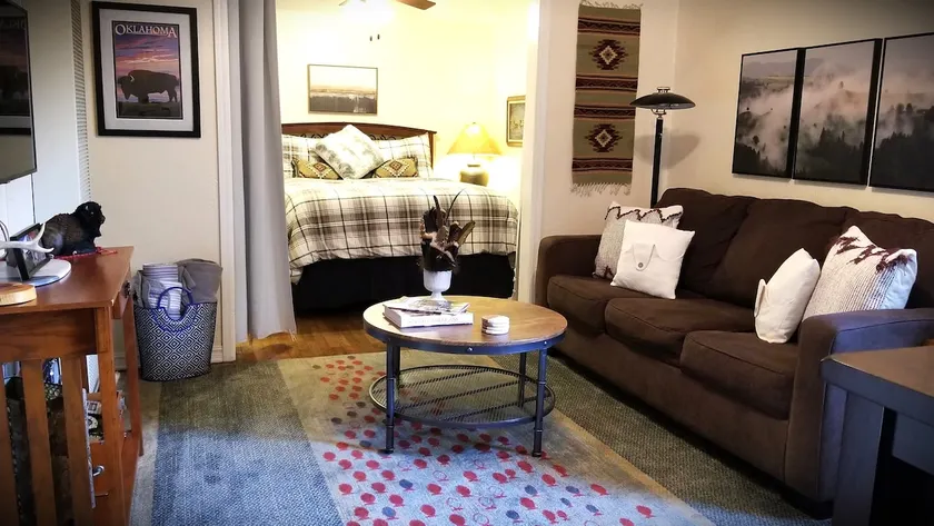 The Bunkhouse: Cozy 1-bedroom Apt; Wifi & Sling TV - Image 1